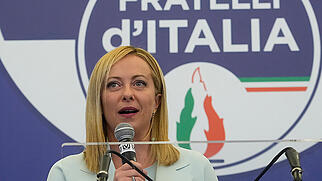 Giorgia Meloni, Vorsitzende der rechtsradikalen Partei Fratelli d'Italia, spricht in der Wahlkampfzentrale ihrer Partei. Foto: Gregorio Borgia/AP/dpa