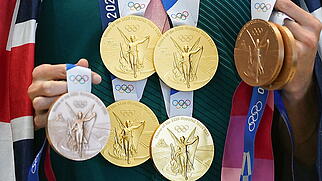 Die australische Schwimmerin Emma McKeon zeigt ihre sieben Medaillen. Sie ist die erfolgreichste Medaillensammlerin von Tokio