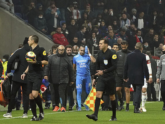 Der am Kopf verletzte Marseille-Spieler Dimitri Payet wird vom Platz geführt