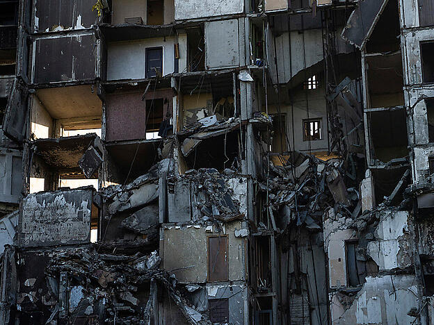 Blick auf ein Gebäude, das bei einem russischen Angriff in Charkiw, Ukraine, zerstört wurde. Foto: Evgeniy Maloletka/AP/dpa