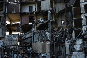 Blick auf ein Gebäude, das bei einem russischen Angriff in Charkiw, Ukraine, zerstört wurde. Foto: Evgeniy Maloletka/AP/dpa