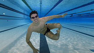 Noè Ponti posiert beim Ausschwimmen nach einem Einsatz an den Schweizer Meisterschaften Mitte April in Uster