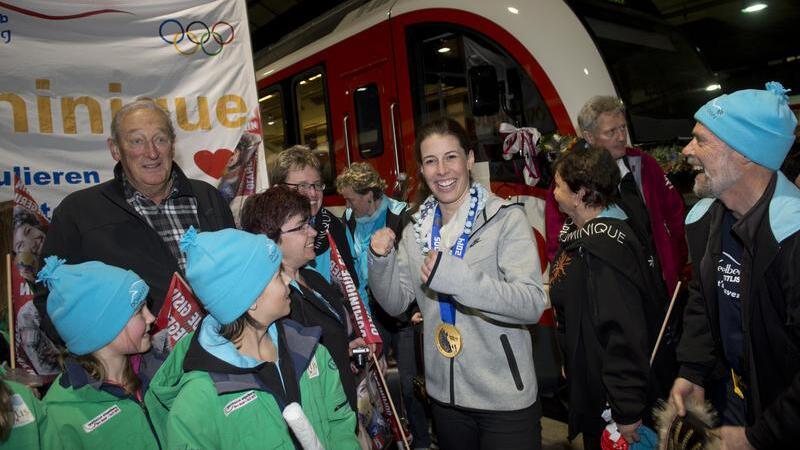 Im Bahnhof von Luzern warten derweil viele Nachwuchsathleten des Skiclubs Engelberg und eine Trychlergruppe auf Dominique Gisin.