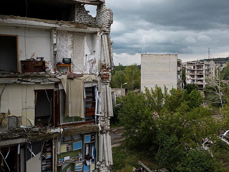 Zerstörte und beschädigte Häuser nach einem Angriff auf ein ziviles Viertel im kürzlich zurückeroberten Gebiet von Isjum. Foto: Evgeniy Maloletka/AP/dpa