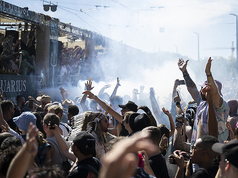 An der Zürcher Street Parade herrschte eine ausgelassene Stimmung: 900'000 tanzten und feierten gemeinsam.