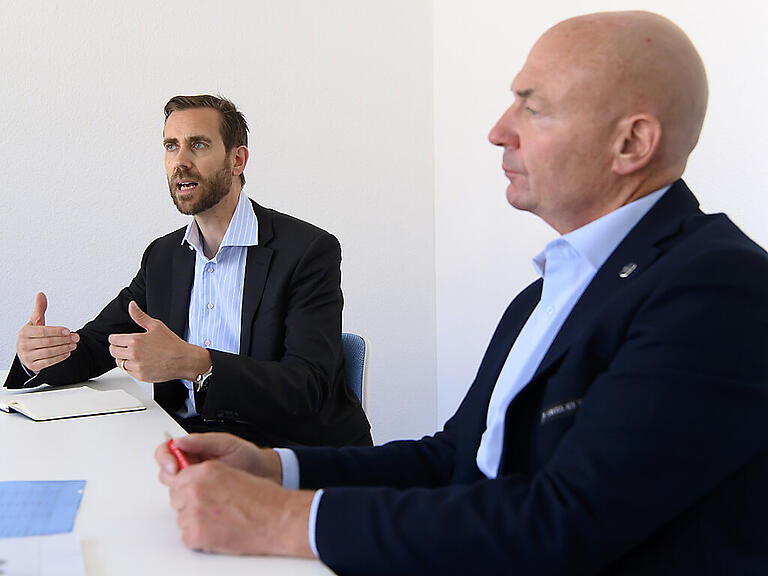 Denis Vaucher (rechts/Direktor Eishockey-Ligen) und Claudius Schäfer (CEO Swiss Football League) analysieren die Lage vor dem Bundesrats-Entscheid vom Mittwoch