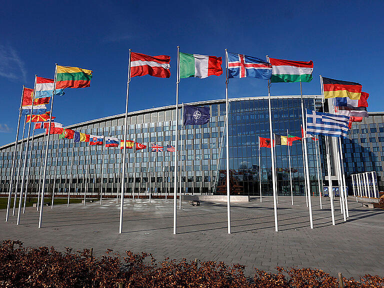 ARCHIV - Vor dem Nato-Hauptquartier in Brüssel könnten bald zwei neue Flaggen wehen. In Spanien hat heute das Abgeordnetenhaus der Nato-Norderweiterung zugestimmt. Nun fehlt nur noch die Zusage des Senats. Auch in Portugal muss der Beitritt von Schweden und Finnland  zum Verteidigungsbündnis noch ratifiziert werden. Foto: Olivier Matthys/AP/dpa