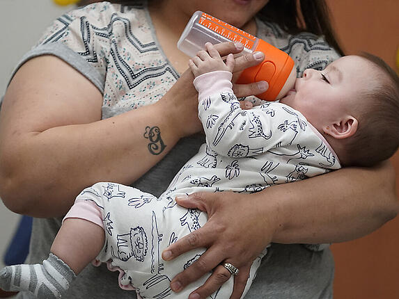Um die Knappheit an Säuglingsnahrung zu bekämpfen fliegen die USA 22 Tonnen Babymilchpulver von Nestlé ein. (Symbolbild)