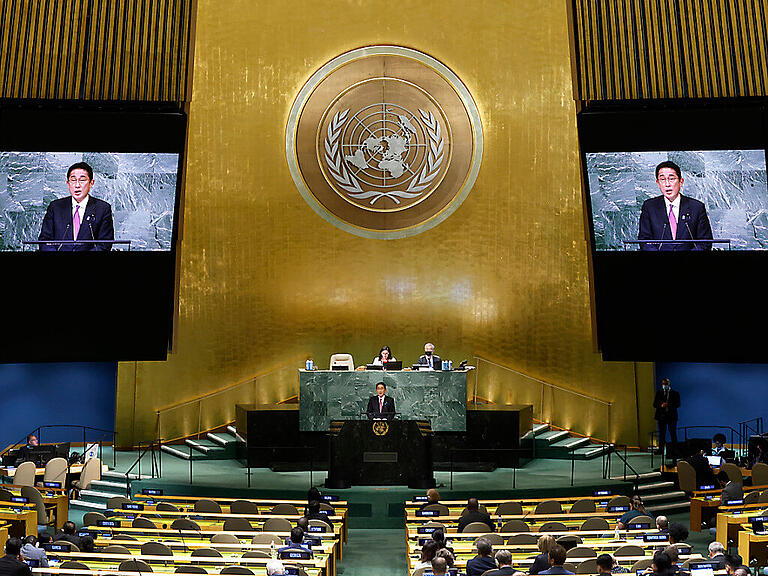Fumio Kishida, Premierminister von Japan, spricht auf der 77. Sitzung der Generaldebatte der UN-Vollversammlung im Hauptquartier der Vereinten Nationen. Foto: Jason Decrow/AP/dpa
