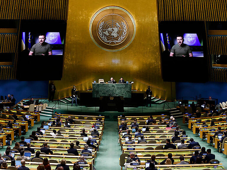 Wolodymyr Selenskyj, Präsident der Ukraine, spricht auf der 77. Sitzung der Generalversammlung der Vereinten Nationen im Hauptquartier der Vereinten Nationen. Foto: Jason Decrow/AP/dpa