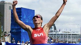 Der Moment der die Schweiz an die 1. Stelle des Olympia-Medaillenspiegels beförderte: Brigitte McMahon läuft als Olympiasiegerin ins Ziel des Triathlons
