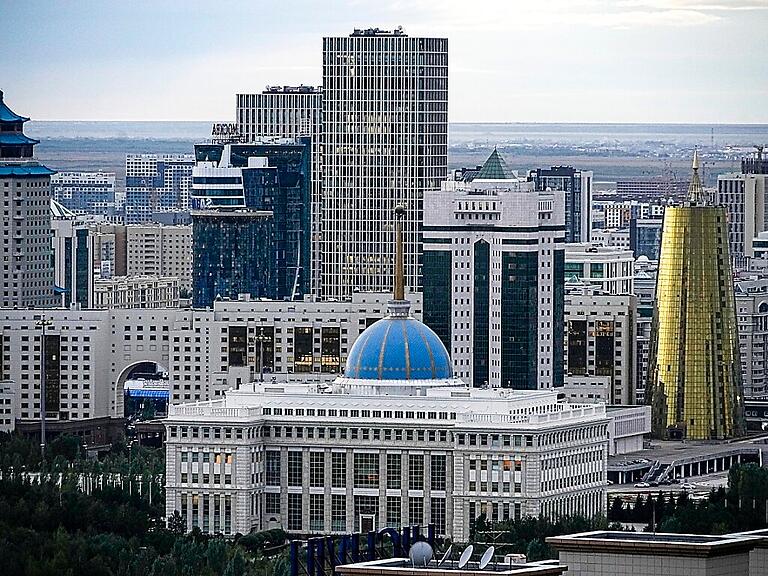 ARCHIV - Blick auf den Präsidentenpalast im Zentrum der Hauptstadt Kasachstans: Astana. Foto: Alexander Zemlianichenko/AP/dpa