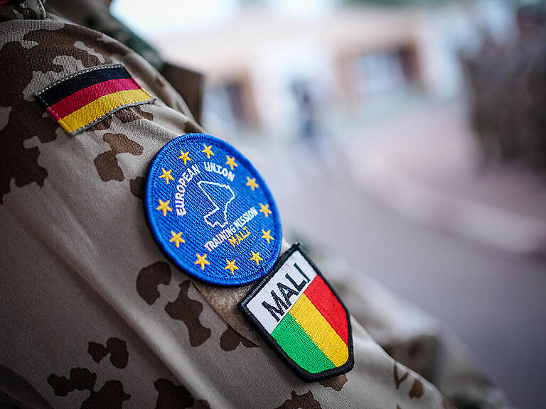 ARCHIV - Ein Soldat der deutschen Bundeswehr mit dem Emblem der European Union Training Mission Mali (EUTM) in Bamako. Foto: Kay Nietfeld/dpa