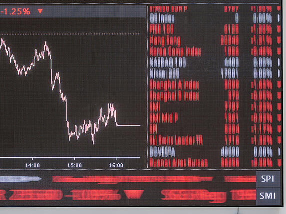Rote Aktienkurse flackern über den Bildschirm der SIX Swiss Exchange (Archivbild).