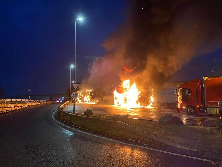 Zwei Lastwagen sind auf der Autobahnraststätte in Pratteln BL vollständig ausgebrannt. (Bild: Polizei Basel-Landschaft)