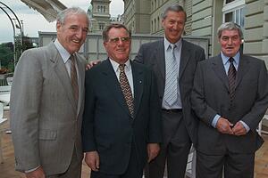Marcel Mauron (2. von links) umringt von zwei anderen Ex-Internationalen, Willy Kernen und Heinz Schneiter, war eine Klub-Ikone des FC La Chaux-de-Fonds