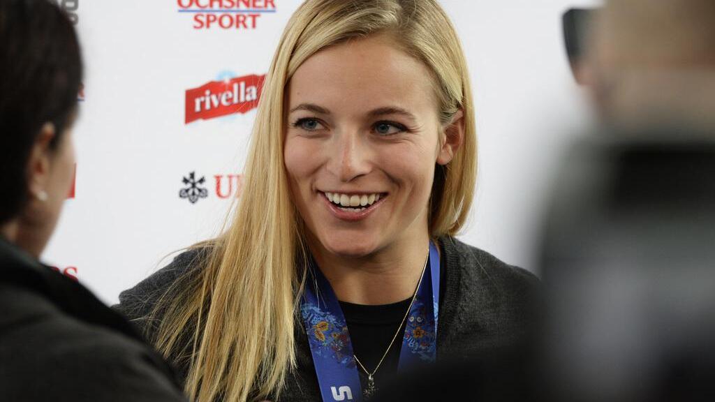 Bronzemedaillengewinnerin Lara Gut wird von den Medien befragt.