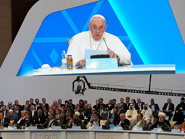 Teilnehmer hören eine Rede von Papst Franziskus (Monitor) auf dem VII. Weltkongress der Religionsführer. Foto: Alexander Zemlianichenko/AP/dpa