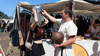Am Mittelaltermarkt probierte Rahel Gerber aus Schwyz einen Helm an.
