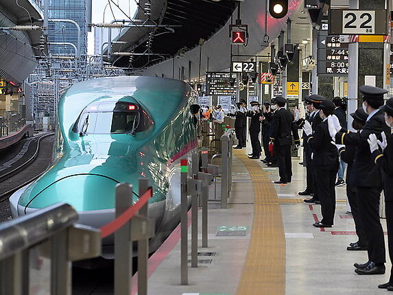 Ein japanischer Shinkansen-Hochgeschwindigkeitszug am Bahnhof in Tokio. (Archivbild)