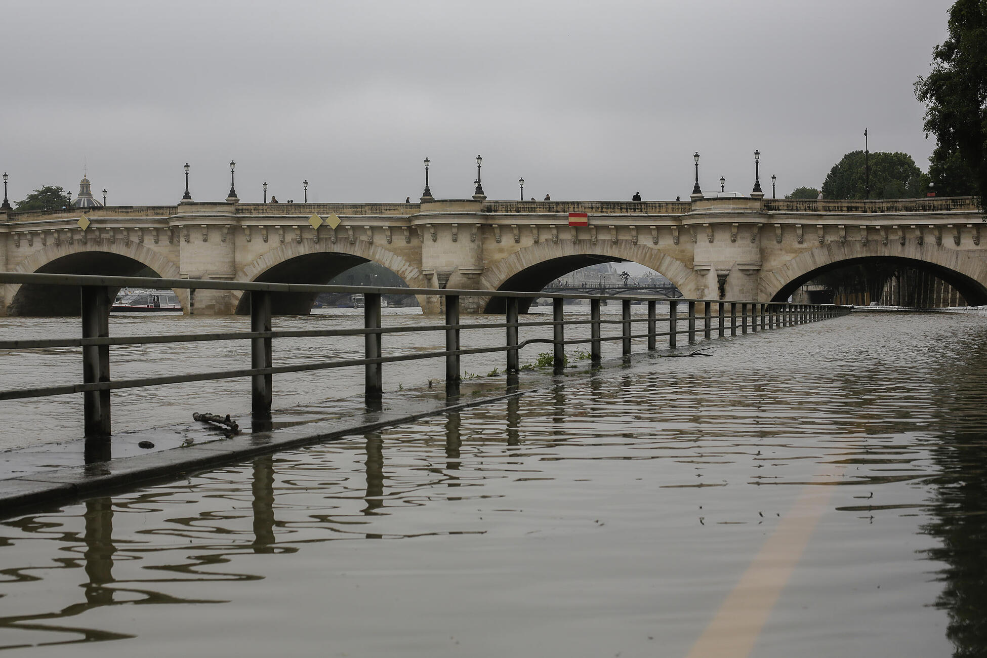 Die Seine in Paris überflutet Ufer: Bild 25 von 31 | Bote der Urschweiz