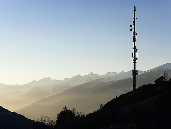 Eine Mobilfunkantenne wie hier im Kanton Wallis strahlt weniger stark als ein Handy. (Archivbild)
