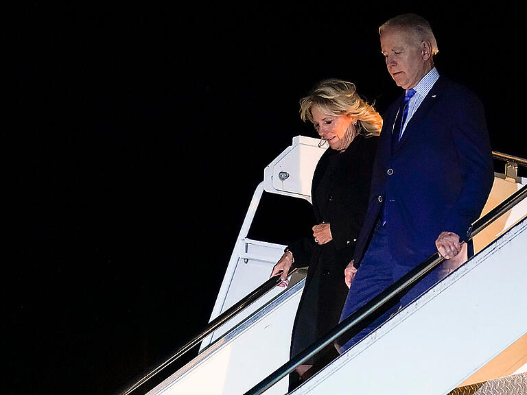 US-Präsident Joe Biden und seine Frau Jill Biden, First Lady der USA, bei ihrer Ankunft am Flughafen London Stansted in Großbritannien. Foto: Susan Walsh/AP/dpa