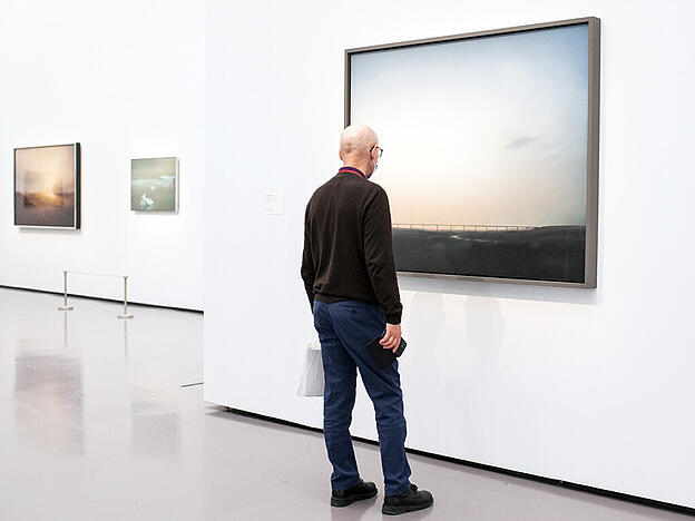Eine Brücke, die sich über ein grünes Tal spannt: Das Bild "Ruhrtalbrücke" ist ab heute in der Ausstellung "Gerhard Richter. Landschaft" im Kunsthaus Zürich zu sehen.