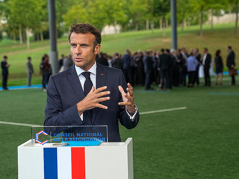 Emmanuel Macron, Präsident von Frankreich, gibt während der Eröffnung des sogenannten Nationalen Rats der Erneuerung eine Pressekonferenz. Foto: Michel Euler/AP Pool/dpa