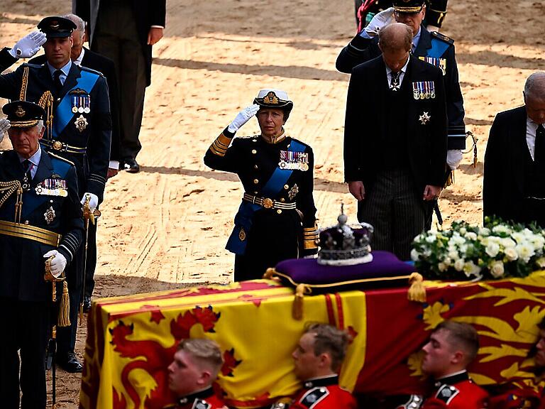 dpatopbilder - Die königliche Familie in Westminster vor dem Sarg der Queen. Foto: Ben Stansall/AFP Pool/AP/dpa
