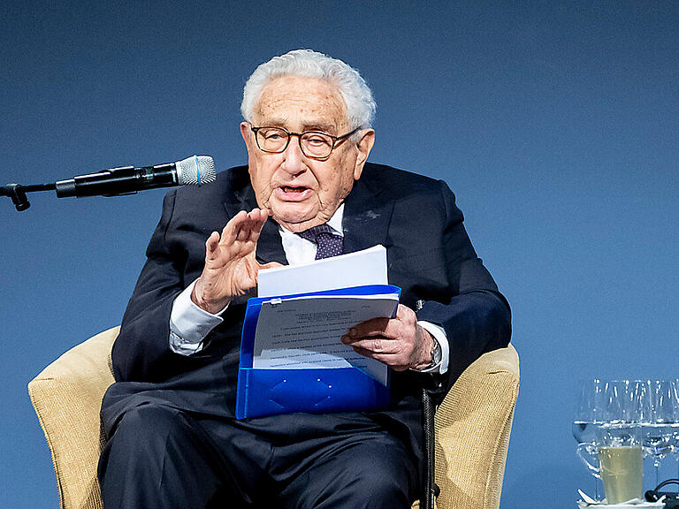 ARCHIV - Henry A. Kissinger, ehemaliger US-Außenminister, spricht bei der Verleihung des Henry-A.-Kissinger-Preises an die Bundeskanzlerin. Foto: Christoph Soeder/dpa