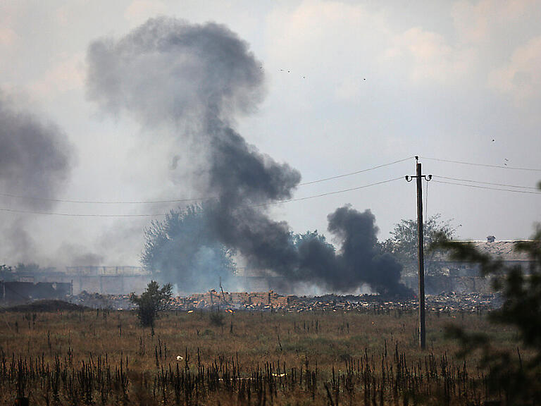 Symbolbild: Rauch steigt über einem Explosionsort eines Munitionslagers der russischen Armee auf der Krim auf. Foto: Uncredited/AP/dpa