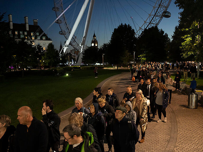 Menschen warten in einer Schlange, um der verstorbenen Königin Elizabeth II. während der Aufbahrung in London die letzte Ehre zu erweisen. Foto: Felipe Dana/AP/dpa