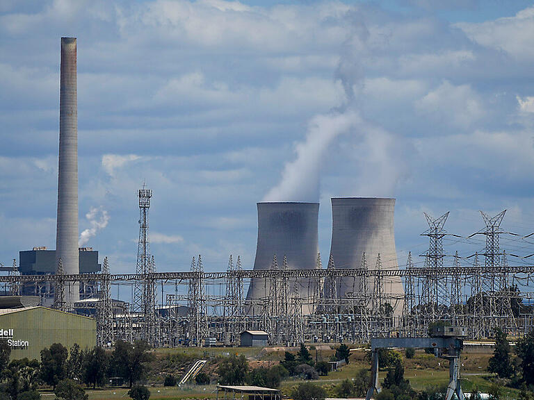 ARCHIV - Das Liddell-Kraftwerk (l) und das Bayswater-Kraftwerk, ein mit Kohle betriebenes Wärmekraftwerk. Australiens neues Klimaschutzgesetz hat die letzte Hürde genommen: Nach dem Repräsentenhaus hat am Donnerstag auch der Senat in der Hauptstadt Canberra für das Gesetz gestimmt, mit dem das Land seine Klimaziele für die nächsten Jahre festlegt. Foto: Mark Baker/AP/dpa