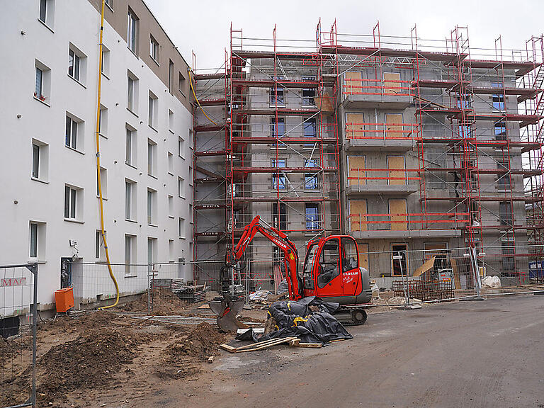 Beim Neubau von Wohnungen halten sich in Deutschland die Investoren derzeit wegen der unsicheren Wirtschaftsentwicklung zurück. (Archivbild)