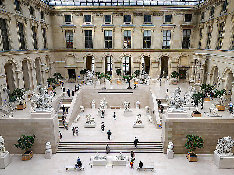 ARCHIV - Blick in den Innenhof Cour Marly im Palais Richelieu im Louvre-Palast. Foto: Jan Woitas/dpa-Zentralbild/ZB