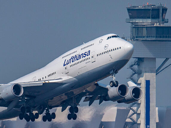 Der Flugplan der Lufthansa wegen dem Personalmangel weiter ausgedünnt. (Archivbild)