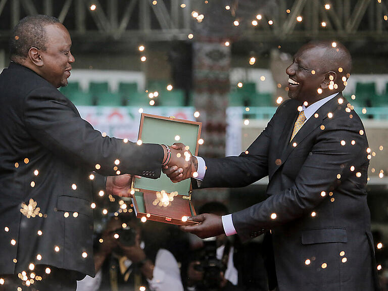dpatopbilder - Kenias neuer Präsident William Ruto (r) nimmt die Glückwünsche von dem scheidenden Präsidenten Uhuru Kenyatta entgegen. Foto: Brian Inganga/AP/dpa