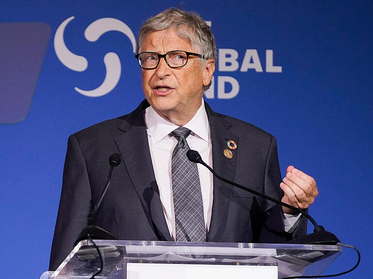Bill Gates spricht bei der siebten Geberkonferenz für The Global Fund in New York die im Rahmen der UN-Generalversammlung stattfindet. Gates fordert mehr Einsatz im Klimaschutz. Foto: Evan Vucci/AP/dpa