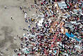 In diesem Videostandbild stürzen Zuschauer zu Boden, als ein Teil einer Holztribüne während eines Stierkampfes zusammenbricht. Foto: Uncredited/AP/dpa