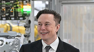 Der Tesla-Gründer Elon Musk setzt grosse Hoffnungen in die Herstellung von Robotern. (Archivbild)