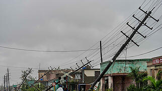 Bevor Hurrikan «Ian» über die USA herzog, richtete er massiven Schaden in Kuba an. Im ganzen Land wurde die Infrastruktur stark beschädigt. Millionen Menschen müssen nun den dritten Tag in Folge ohne zuverlässige Stromversorgung auskommen. Foto: Ramon Espinosa/AP/dpa