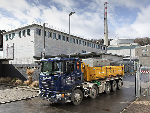 Einer der Lastwagen mit Splitterschutzsteinen passiert das Zugangstor zum Kernkraftwerk Mühleberg.