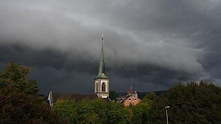 Ein Gewitter naht über der reformierten Kirche von Baar, im Kanton Zug.