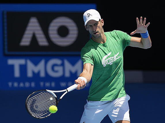 Novak Djokovic ist in Australien nach Angaben von Anwälten erneut in Haft genommen worden. (Archivbild)