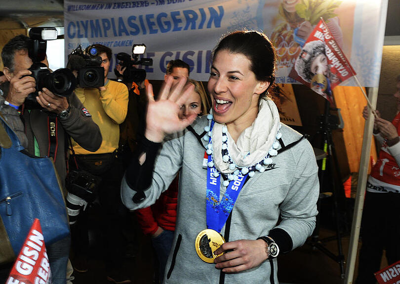 Goldmedaillengewinnerin Dominique Gisin wird nach ihrer Ankunft am Flughafen Zuerich Kloten frenetisch begrüsst.