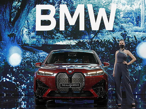 Die hohe Nachfrage nach Elektromodellen - im Bild der iX - sorgt bei BMW für Wachstum. (Archivbild)