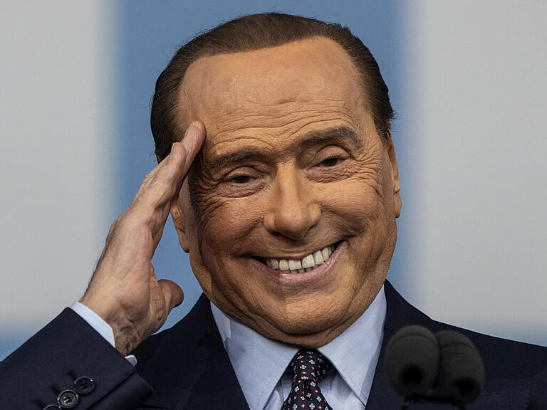 Der Vorsitzende von Forza Italia, Silvio Berlusconi, hält eine Rede während einer Wahlkampfveranstaltung. In einem Tv-Interview sagte Berlusconi, Putin sei zu dem Krieg gegen die Ukraine gedrängt worden. Foto: Oliver Weiken/dpa
