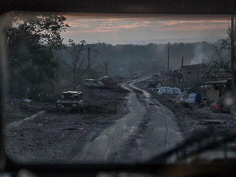 ARCHIV - Das schon im Juni aufgenommene Bild zeigt ausgebrannte Autowracks am Rand eines Wegs in der Region von Luhansk. Bei einem Anschlag auf die Region sollen nun hochrangige Separatisten getötet worden sein. Foto: Oleksandr Ratushniak/AP/dpa