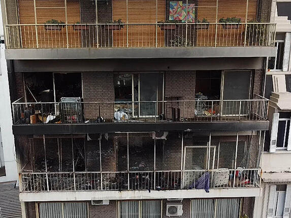 Das Wohnhaus ist nach einem schwerem Brand im Zentrum der argentinischen Hauptstadt Buenos Aires stark beschädigt. Foto: ---/telam/dpa - ACHTUNG: Nur zur redaktionellen Verwendung im Zusammenhang mit der aktuellen Berichterstattung und nur mit vollständiger Nennung des vorstehenden Credits